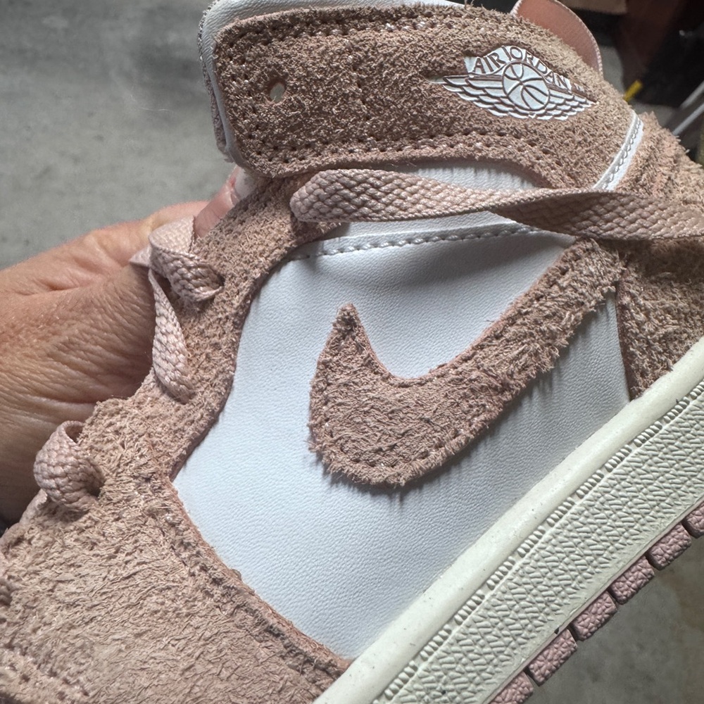 Nike AIR JORDAN HIGH TOPS 2Y Kids Sneakers in Pink and White